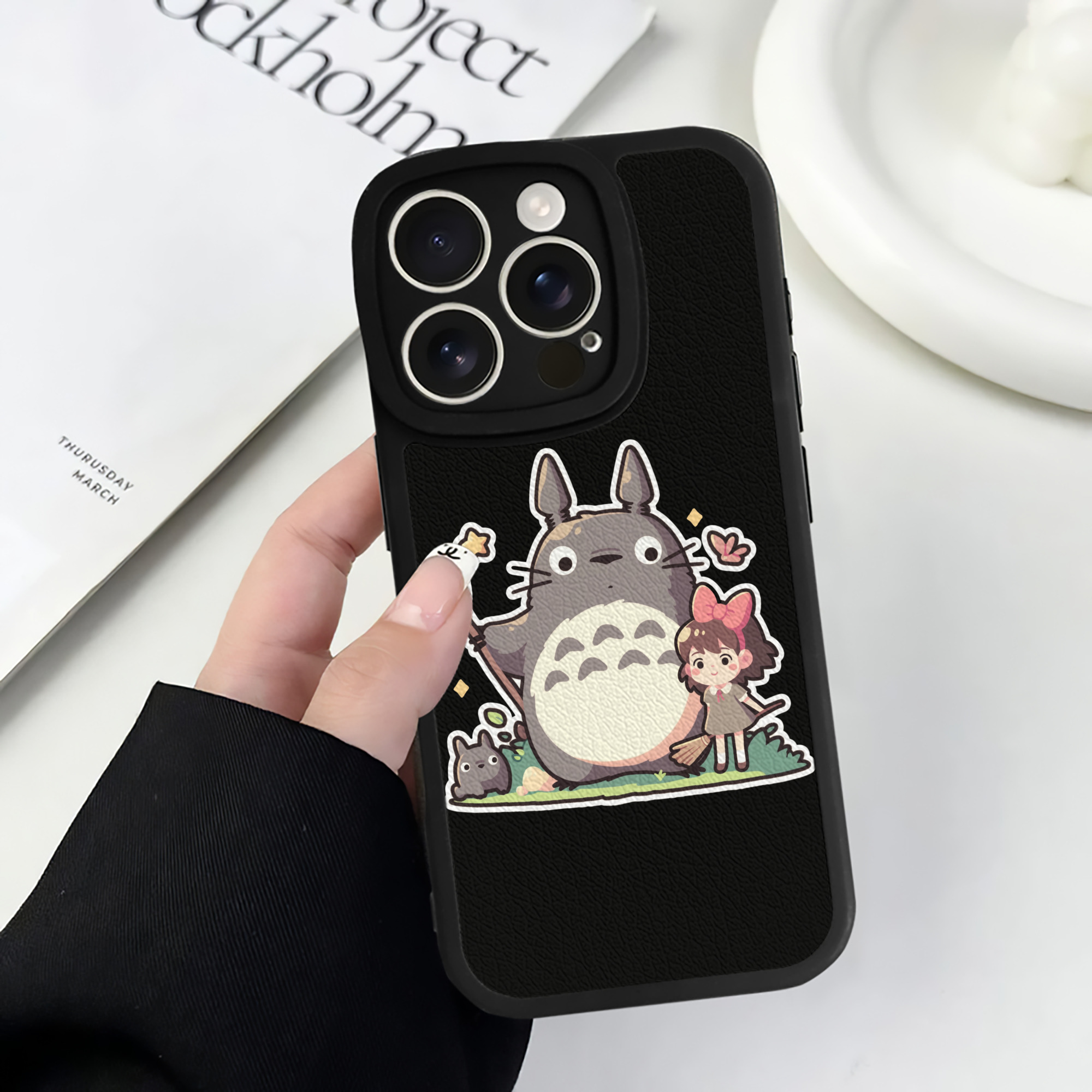 （画像用） となりのトトロ 草壁メイ 草壁サツキ My Neighbor Totoro Satsuki Kusakabe Mei Kusakabe 【iPhone 16シリーズ対応】シリコンスマホケース（レザー調） 材質：シリコン